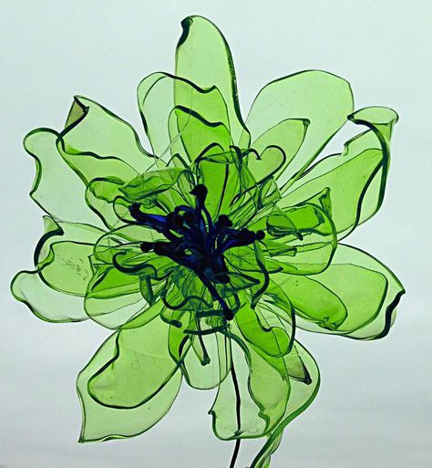 Plastic botter flowers Plastik Recycling, Reuse Plastic Bottles, Plastic Bottle Flowers, Plastic Bottle Art, Diy Plastic Bottle, Yard House, Plastic Recycling, Flower Bottle, Melted Plastic