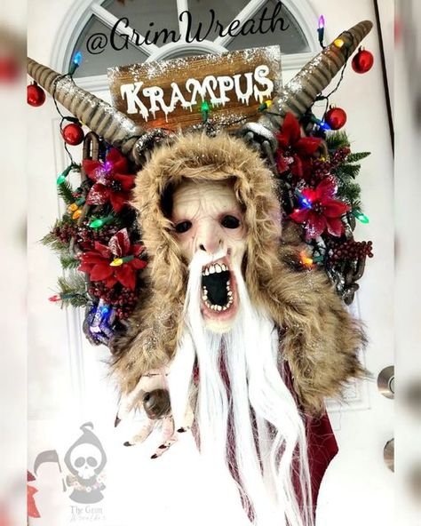 Krampus Movie, Black Christmas Decorations, Scary Christmas, Christmas Horror, Movie Decor, Dollar Store Halloween, Creepy Christmas, Horror Decor, Wreath Maker