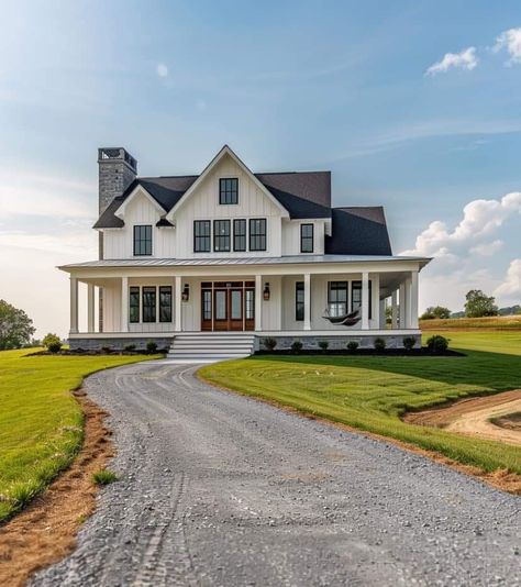 Southern House Interior Design, Dream House In The Country, House On Big Land, Country Farm Home, Built Houses Ideas, Cute Ranch House, New Build Home Ideas, Cute Houses Aesthetic, Country Houses Farmhouse