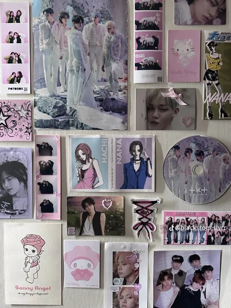 Maximalist Kpop Room, Desk Wall Ideas, Wall Decor Layout, Room Ideas Desk, Manga Shelving, Kpop Bedroom, It Girl Bedroom, Bedroom Desk Decor, Dream Desk Setup