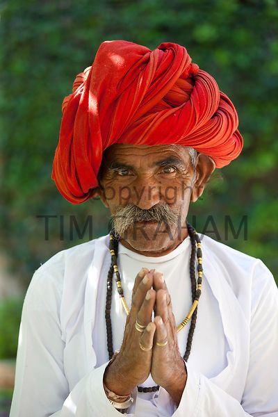 Traditional Namaste greeting from Indian man with traditional Rajasthani turban in village in Rajasthan, India. MODEL RELEASED Old Man Pictures, Arte Yoga, Smile Pictures, Village People, India People, Smiling Man, Indian Man, Rajasthan India, Male Portrait