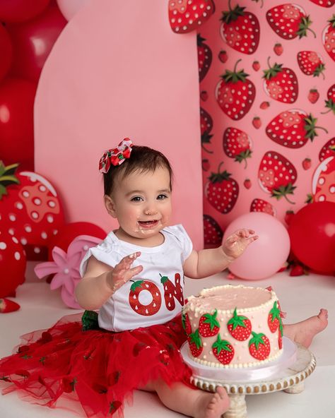 This little “Sweet One” came in smiling, and I knew it was going to be the sweetest cake smash photo session! #sweetone #strawberry #berrysweet #cakesmash #cakesmashphotography #cakesmashphotographer #njchildphotographer #njchildrensphotographer In Smile, Strawberry Birthday, Cake Smash Photography, Creative Portrait Photography, Cake Smash Photos, I Knew It, Sweet Cakes, Creative Portraits, 1st Bday