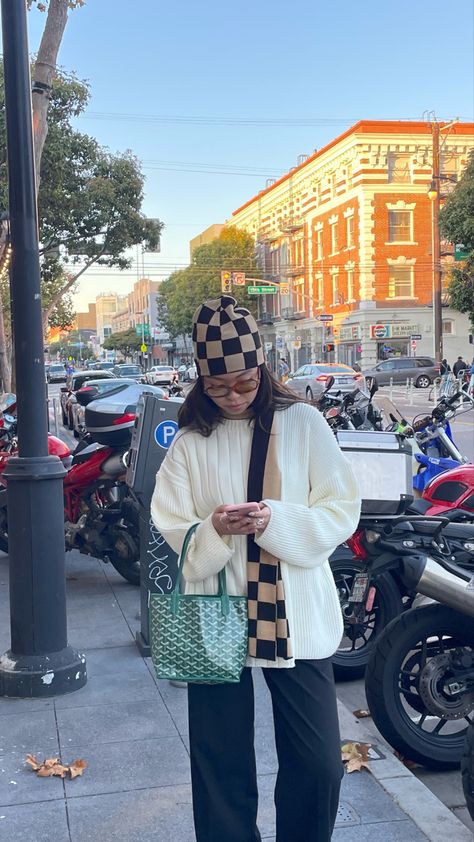 Checkered scarf beanie streetstyle inspo Checkered Scarf Outfit, Crochet Checkered Scarf Free Pattern, Checkered Crochet Scarf Pattern, Acne Check Scarf, Crochet Scarf Checkered, Checkered Beanie, Checkered Scarf, Beanie Outfit, Cloth Bags