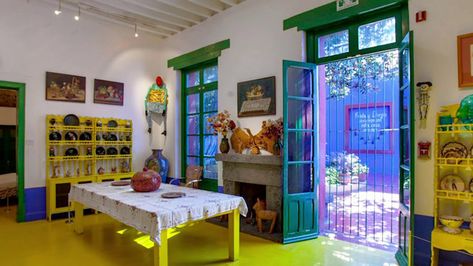 Entra a la Casa Azul de Frida Kahlo con este recorrido virtual • NeoMexicanismos Mexican Dollhouse, Southwestern Homes, Art Thoughts, Frida And Diego, Colorful Interior, Tour Around The World, Dollhouse Ideas, Swedish House, Diego Rivera