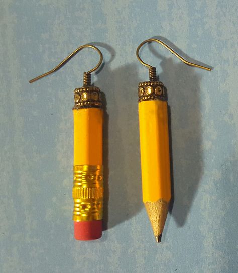 Teacher Jewelry Diy, Recycled Earrings Diy, Pencil Jewelry Design, Pencil Earrings Diy, Earrings For School, Diy Earrings For Teachers, Teacher Earrings Diy, Pencil Earrings Clay, Upcycle Earrings