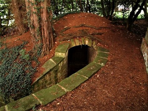 Hidden doorway in hillside to outdoor room or bunker, hidden passage into house, or root cellar. Maybe Bat-Cave? Skjulte Rum, Hidden Door Ideas, Secret Passage, Koti Diy, Secret Passages, Root Cellar, Earth Sheltered, Underground Homes, Hidden Rooms