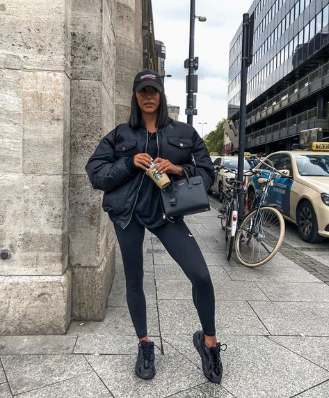 4d6e4749289c4ec58c0063a90deb3964desc42761563ri Black Cap Outfit, Yeezy Outfit, Look Legging, Cap Outfit, Mode Inspo, Instagrammer, Leather Jackets Women, Winter Fashion Outfits, Looks Vintage