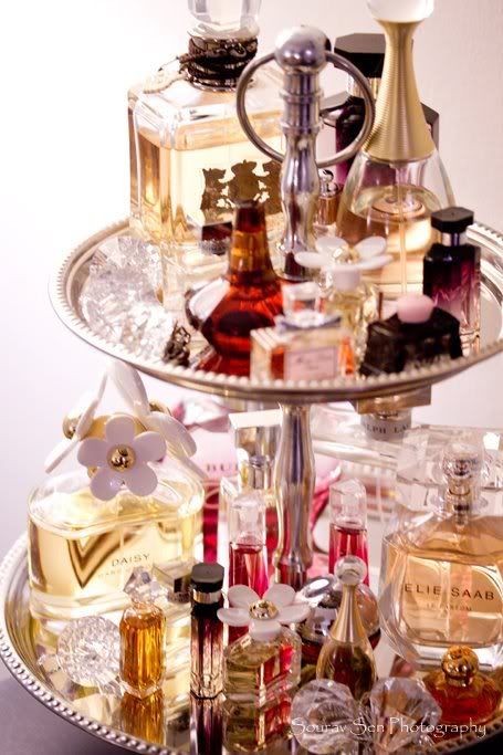 Super cute (and space-saving) way to store fragrances. I need a couple of these! Bandeja Perfume, Fragrance Display, Tiered Cake Stands, Tricia Guild, Plate Shelves, Glamour Decor, Walking Closet, Perfume Display, Makeup Room