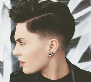 Short Alternative Hair, Short Buzzed Hair, Cool Short Hair Styles, Lesbian Hair, Cool Short Hair, Mohawk Hairstyle, Women With Short Hair, Tomboy Hairstyles, Buzzed Hair