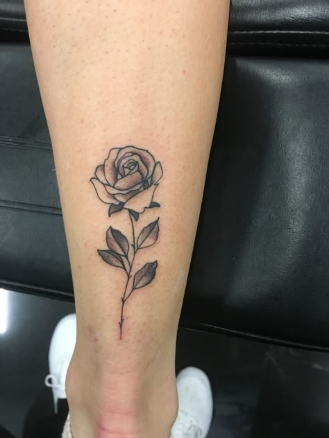 Tatuajes Tattoo Frau, 10 Tattoo, Rose Tattoos For Women, Strength Tattoo, Inspiration Tattoos, Tattoos For Daughters, Small Rose, Rose Tattoos, Tattoo Fonts