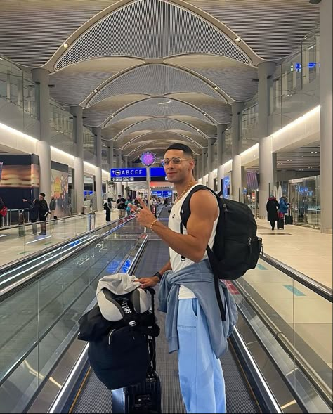 Airport Poses Instagram Men, Airport Photography Men, Airport Aesthetic Outfit Men, Airport Poses For Men, Airport Fit Men, Airport Fits Men, Mens Airport Outfit, Airport Photos Ideas, Mens Instagram Picture Ideas