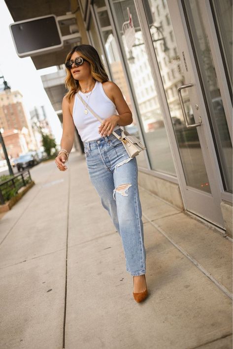 Minimal Classic Outfit, White Tank Top Outfit, Casual Outfit Idea, Denim Jeans Outfit, Street Style Fall Outfits, Tank Top Outfits, Jeans Outfits, Light Jeans, Pointed Heels