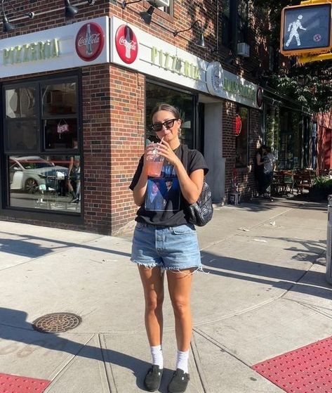 Boston Clogs Outfit, Go Viral On Tiktok, Birkenstock Outfit, Nyc Outfits, Tommy Shelby, Viral On Tiktok, Outfit Inspo Summer, Making Waves, Cute Everyday Outfits