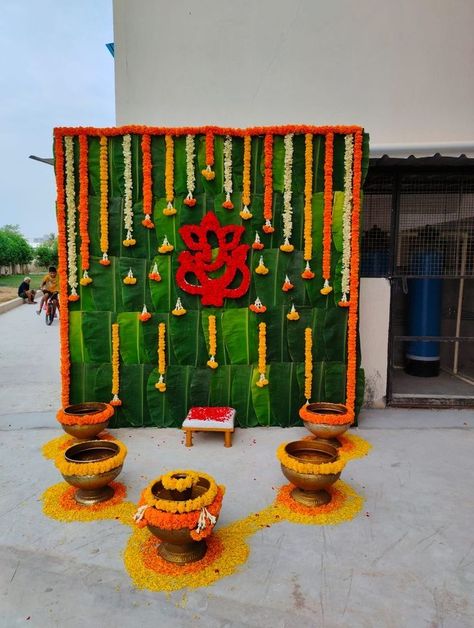 Haldi Ceremony Decorations At Home, Haldi Decoration Ideas At Home, Haldi Function Decoration, Haldi Decorations, Leaf Decor Wedding, Decoration With Flowers, Haldi Decoration Ideas, Haldi Ceremony Decorations, Haldi Decoration