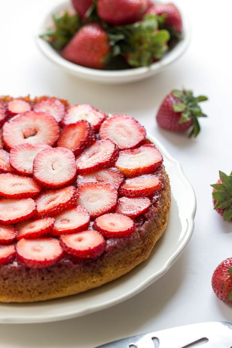 Strawberry Almond Flour Cake via @kingarthurflour [Note: gluten-free, but not sugar-free, although it doesn't have a lot] Walnut Flour, Almond Flour Cake, Almond Flour Cakes, Sliced Strawberries, Strawberry Almond, Baking With Almond Flour, Nice Recipes, Moist Cake, Almond Flour Recipes