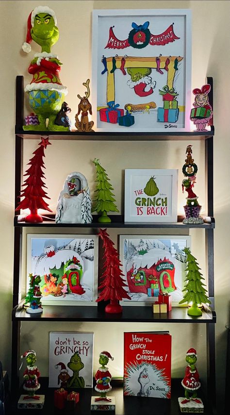 Grinch Entryway Table, Grinch Shelf Decor, Grinch Themed Living Room, Grinch Living Room Decor, Grinch Fireplace Decor, Grinch Decorating Ideas, Grinch Bedroom, Grinch Room, Grinch Kitchen