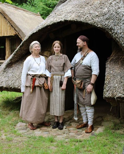 Celtic Bronze Age, Bronze Age Ireland, Bronze Age Fashion, Dark Ages Clothing, Germanic Clothing, Iron Age Clothing, Bronze Age Clothing, Celtic Roundhouse, Prehistoric Clothing