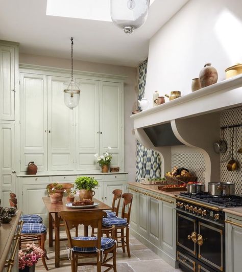 French style🌿🌳🌿The lovely kitchen of Chris Burch 🌿🌳🌿photo courtesy of Architectural Digest 🌿🌳🌿 . . . . . . . . #interior #interiordetailing… Senlis France, Kitchen European, Modern French Home, French Country Kitchens, Aesthetic Kitchen, Bright Kitchens, French Country Kitchen, French Kitchen, French Cottage