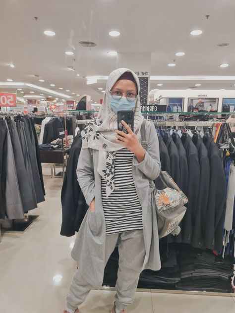 long outer, canvas bag, grey joggers, hijab outfit Long Outer, Hijab Outfits, Grey Joggers, Hijab Outfit, Canvas Bag, Grey, Canvas