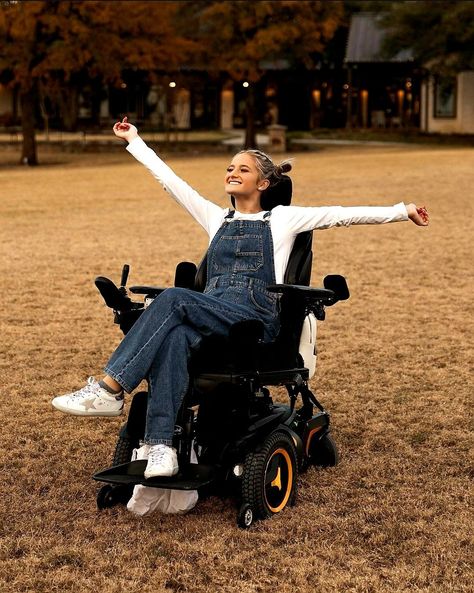 Mobility Aid Pose Reference, Wheel Chair Photoshoot, Disabled Photography, Wheelchair Pose Reference, Family Photo Wheelchair, Wheelchair Photoshoot, Wheelchair Aesthetic, Wheelchair Poses Photography, Wheelchair Poses