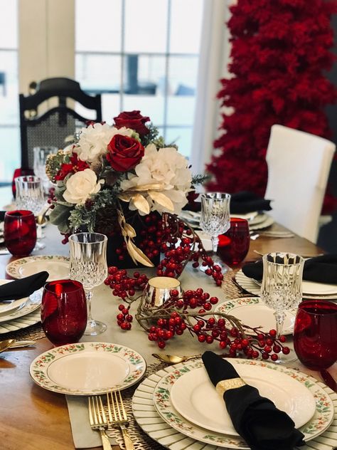 Dining Toom, Red Christmas Table, Black And White Christmas, Christmas Table Setting, Christmas Table Settings, Elegant Red, Holiday Decorations, Christmas Table, White Christmas