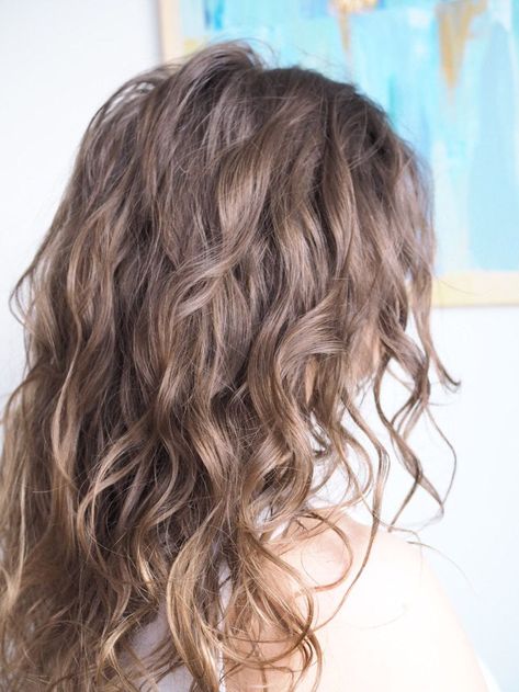 Simple routine with 4 products for curly & wavy hair - Charlotta Eve #naturallywavyhair #naturallycurlyhair #briogeo #beautyblogs #brunettewavyhair How To Bring Back Natural Waves, How To Bring Out Curls In Wavy Hair, Bring Out Natural Curls, How To Bring Out Natural Curls, 2b Curls, Wavy Curly Hair Cuts, Naturally Wavy Hair Cuts, Sind Curtain Bangs, Was Sind Curtain Bangs