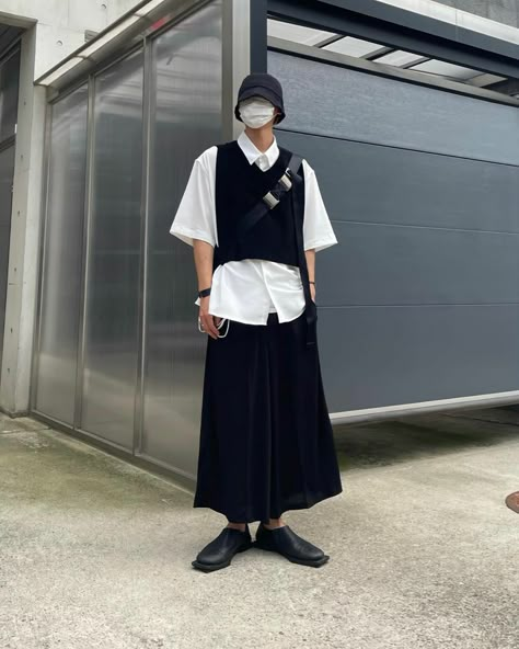 Hakama Pants Outfit Men, Men Long Skirt Outfits, Unisex Skirt Outfits, Male Skirt Fashion, Long Skirt Men Outfit, Men’s Outfit With Skirt, Men In Maxi Skirts, Guy In Skirt Outfit, Men In Long Skirts