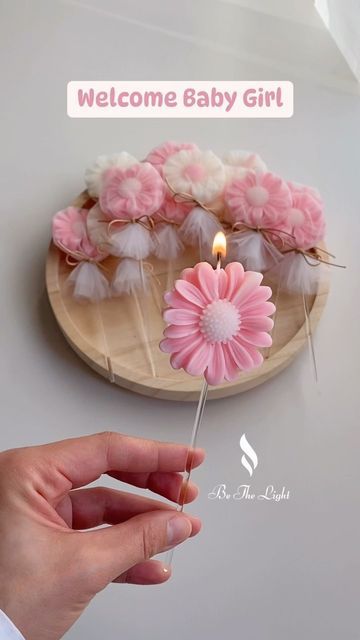 Homade Candles, Candle Making Ideas, Candle Bouquet, Candle Shower Favors, Candle Making Recipes, Candles And Flowers, Handmade Candles Diy, Welcome Baby Girl, Baby Shower Candle Favors