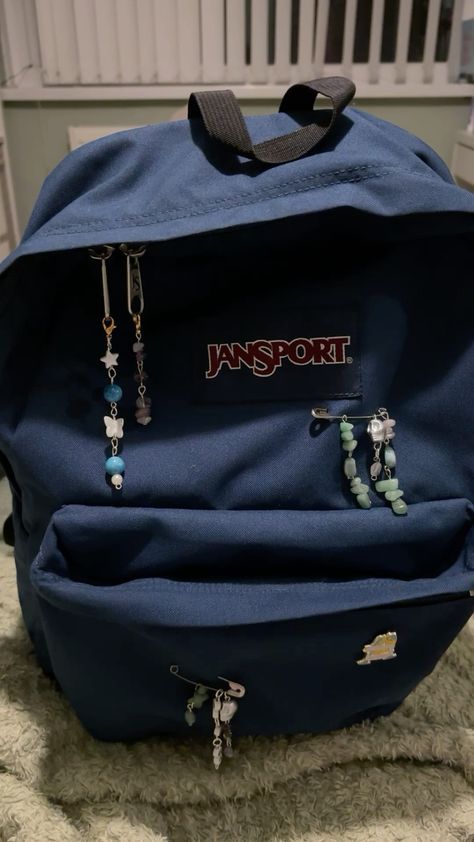 Backpack With Keychains And Pins, Bag Charm Safety Pin, Cute Ways To Decorate Your Backpack, Customized Backpack Ideas, Beads On Safety Pins, Black Backpack With Pins, Cute Backpack Charms, Backpack Decoration Ideas Grunge, Custom Backpack Ideas