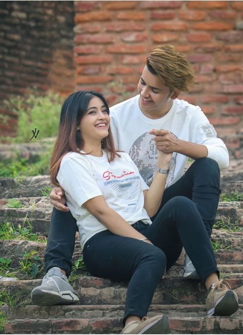 Deepak Joshi, Pre Wedding Photoshoot Outfit, Romantic Couple Poses, Couple Pose, Wedding Couple Poses Photography, Couple Picture Poses, Stylish Photo Pose, Cute Couple Poses, Couple Photoshoot Poses