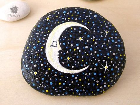 You might have come across a few painted rocks before but I can assure you, you haven’t seen these fabulous … Decorative Rocks, Starry Night Painting, Art Pierre, Rock Gifts, Painted Rocks Craft, Painted Rocks Diy, Rock Painting Ideas Easy, Rock Painting Patterns, Moon Painting