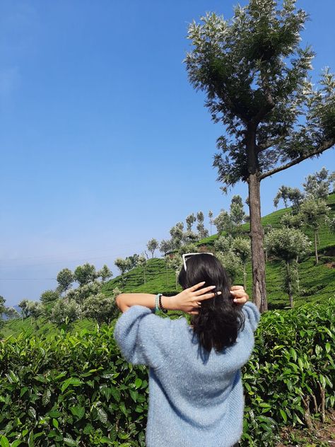 Tea Estate Photography Pose, Hillstation Outfits, Hill Station Photography Ideas, Mountain Photo Ideas, Group Photo Poses, Travel Photoshoot, Travel Pose, Kodaikanal, Travel Picture Ideas