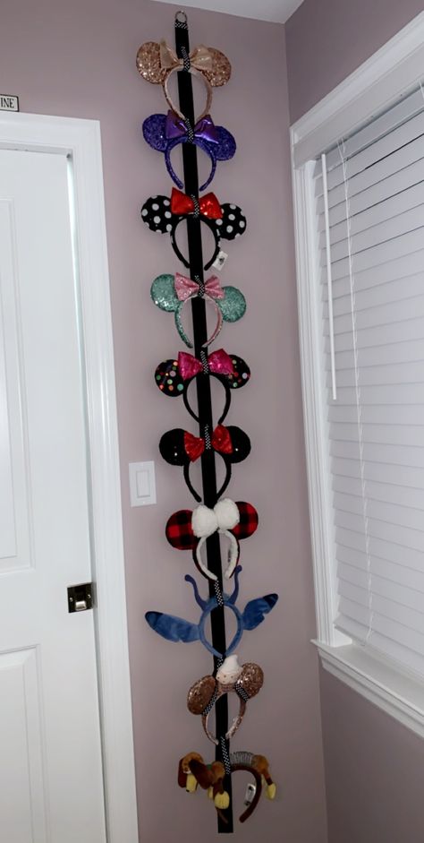 Disney Ears Display Wall, Disney Ear Holder, Disney Decor Bedroom, Ear Display, Casa Disney, Headband Display, Disney Wear, Disney Ears Headband, Disney Bedrooms