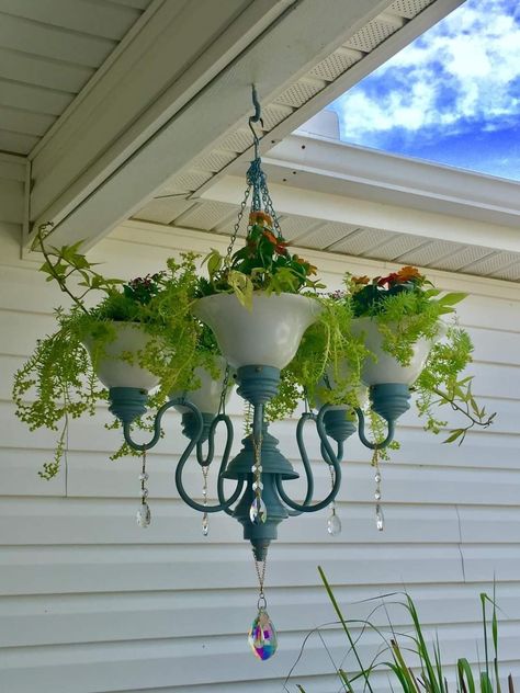 Chandelier Planter, Old Chandelier, Seventh Heaven, Outdoor Chandelier, Garden Decor Projects, Room Deco, Garden Yard Ideas, Garden Crafts, Garden Diy