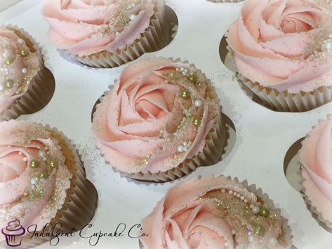 Rose Gold Cupcake Ideas Birthday, Rose Gold Cupcakes Wedding Ideas, White Cupcake Ideas, Pink Gold Cupcakes, Pretty Pink Cupcakes, Pink And Gold Quinceanera, Rose Gold Sprinkles, Pink Cupcakes Birthday, Sparkly Cupcakes