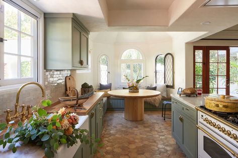 Spanish Mediterranean Interior Kitchen, Terracotta Tile Sunroom, Transitional Cottage Kitchen, Spanish Influenced Homes, Spanish Home Kitchen, Kitchen With Terracotta Floor, Terra Cotta Kitchen, Terracotta Kitchen Floor, Terra Cotta Floors