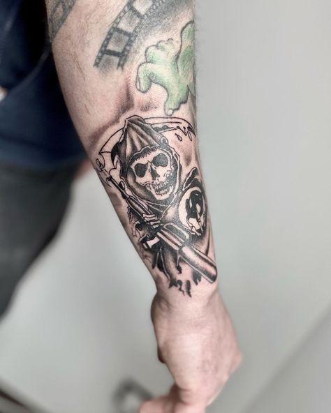 Chanti :) on Instagram: “sons of anarchy tat - - - - - tags: #tattoo #tattoo #tattoos #handtattoo #sonsofanarchy #soa #soatattoo #sonsofanarchytattoo #reapertattoo…” Sons Of Anarchy Tattoo, Anarchy Tattoo, Reaper Tattoo, Sons Of Anarchy, Tattoo Tattoo, Hand Tattoos, Skull Tattoo, Tatting, Tattoo Ideas