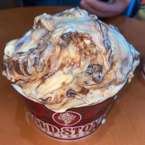 Lindsey🍦🍕🍔🍟🍝🌮’s Instagram post: “Cookie doughn’t you want some 😋🍪🍦 @coldstone” Coldstone Ice Cream, Cold Stone Creamery, Cold Stone, Sweet Dishes Recipes, Awesome Things, Birthday Cakes, Food Dishes, Sweet Treats, Birthday Cake