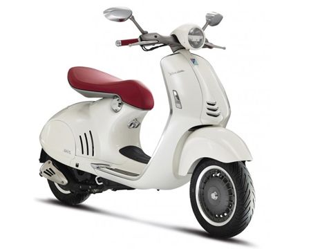 continúa con líneas clásicas, pero combinadas con una nueva estética Vespa Vespa 946, Piaggio Scooter, Scooters Vespa, New Vespa, Scooter Price, Motor Klasik, Motor Listrik, Italian Scooter, Classic Vespa