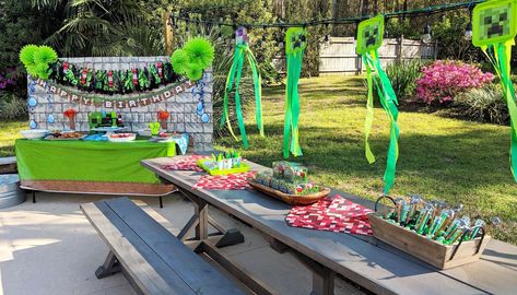 Minecraft Party Ideas Minecraft Small Garden Ideas, Minecraft Outdoor Decor, Minecraft Outdoor, Minecraft Garden Ideas, Minecraft Birthday Decorations, Minecraft Party Ideas, Printable Food Labels, Dessert Table Decorations, Outdoor Party Ideas