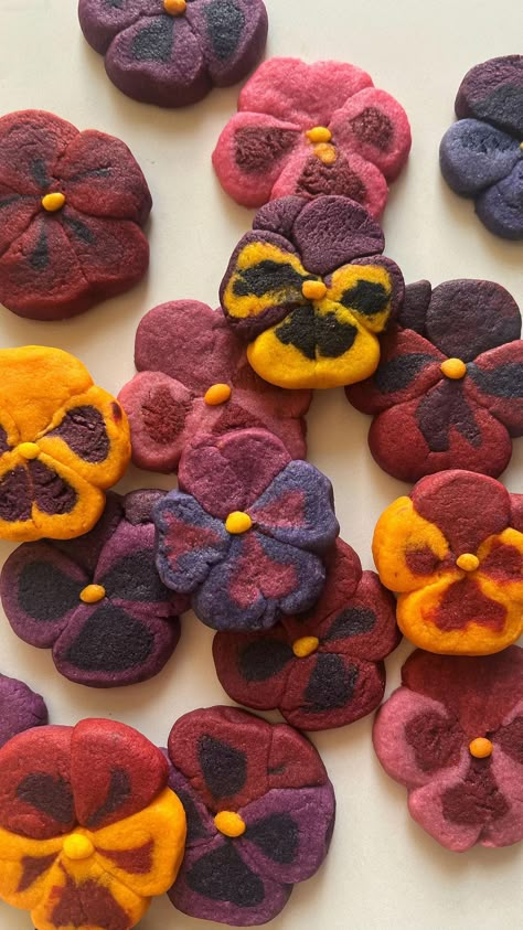 I baked up a cookie garden full of whimsical pansy faces à la Alice in Wonderland. HEAVILY influenced by @chelslikescats ‘s unreal art 🌸… | Instagram Spring Inspired Food, Pansy Sugar Cookies, Alice In Wonderland Eat Me Cookies, Floral Pastries, Alice In Wonderland Recipes, Fairytale Desserts, Garden Party Foods, Cottagecore Cookies, Pansy Cookies