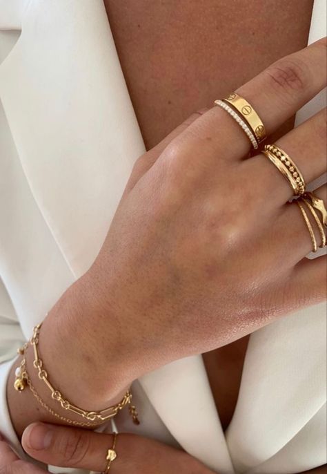 Real Gold Rings Aesthetic, Ring Stacking Aesthetic, Dainty Gold Rings Aesthetic, Styling Gold Jewelry, Dainty Gold Ring Stack, Classy Ring Stack, Gold Rings Stack, Ring Inspo Gold, Golden Rings Aesthetic