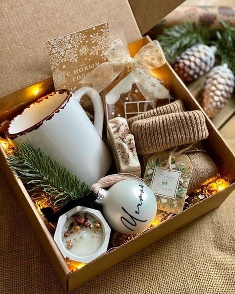 Joululahjat Diy, Diy Christmas Gifts For Friends, Christmas Gift Hampers, Christmas Hamper, Easy Christmas Gifts, Gift Box Design, Christmas Baskets, Christmas Gift Baskets, Christmas Gifts For Friends