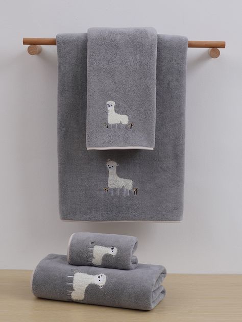 1 pieza Toalla o toalla de baño con bordado de alpaca | Mode de Mujer | SHEIN España Embroidered Bath Towels, Embroidered Towels, Grey Bathrooms, Grey Pattern, Bathroom Towels, Towel Rack, Bath Towel, Home Textile, Hand Towels