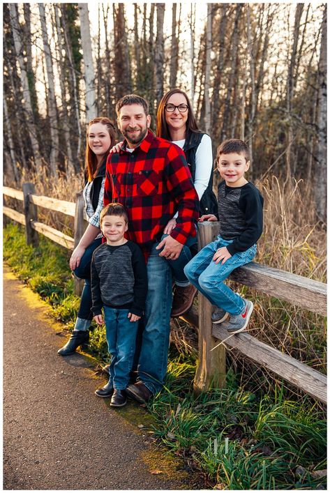 Family Of Five Picture Poses, Family Photos With Stool, Fence Family Pictures, Family Of 7 Pictures Posing Ideas, Fence Poses Photography, Family Of Five Photo Ideas, Family Of Five Photoshoot, Fun Family Photoshoot Ideas, Adult Family Photos