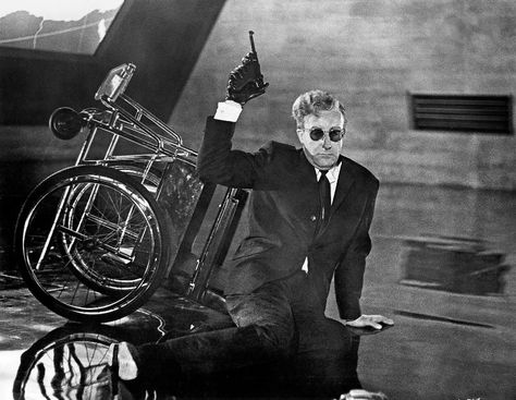 Peter Sellers holding a P.08 Luger pistol in DR. STRANGELOVE (1964) Slim Pickens, Piper Laurie, Dr Strangelove, Good Comedy Movies, Peter Sellers, Septième Art, Stop Worrying, Ronald Reagan, Stanley Kubrick