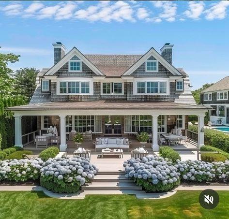 Nantucket Homes Exterior, Hamptons House Exterior, Pantry Door Ideas, Nantucket House, Farmhouse Decorating Ideas, Beach House Aesthetic, Nantucket Home, Southern House, Beach House Exterior