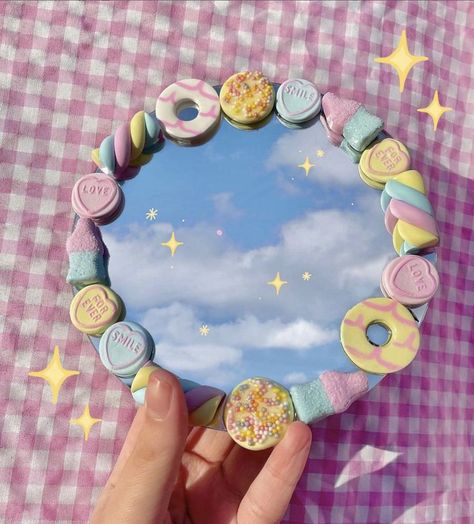 Handheld Mirror Diy Ideas, Aesthetic Clay Mirror, Cute Clay Mirror, Kaca Aesthetics, Kaca Cermin Aesthetic, Air Dry Clay Mirror, Ideas Para Decorar Espejos, Polymer Clay Mirror, Super Clay Art