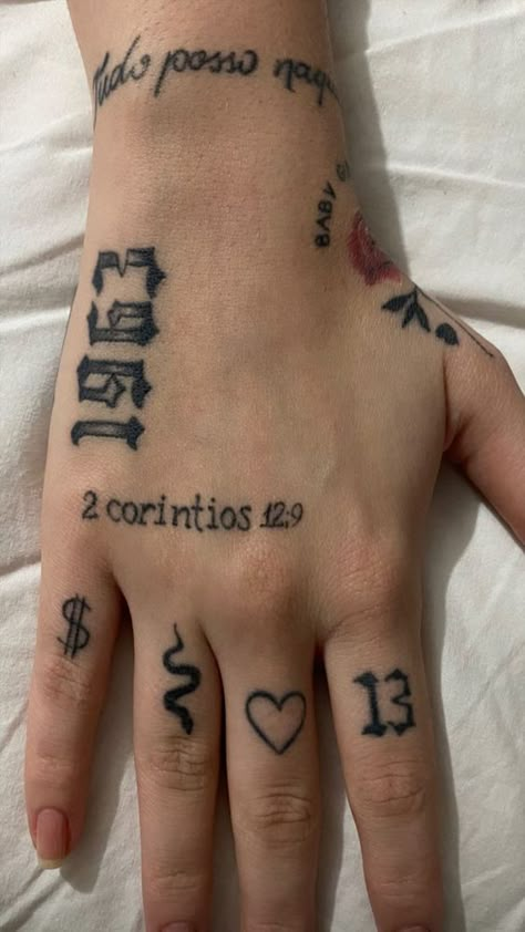 Hand Tattoos Edgy, Hand Tattoos With Words, Fingers Tattoo Men, Grunge Hand Tattoos, Aesthetic Hand Tattoo, Men's Hand Tattoos, Hand Tattoo Minimalist, Tato Minimal, Tato Henna