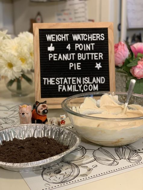 Weight Watchers No Bake Peanut Butter Pie Weight Watchers Pie, Peanut Butter Pie Recipe No Bake, No Bake Peanut Butter Pie, Peanut Pie, Sandwich Vegetarian, Smart Points Recipes, Chocolate Peanut Butter Cheesecake, Weight Watchers Snacks, Weight Watchers Recipes Desserts